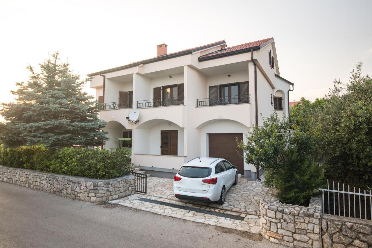 Family House With Apartments Near The Beach And City Center Krk Town Extérieur photo